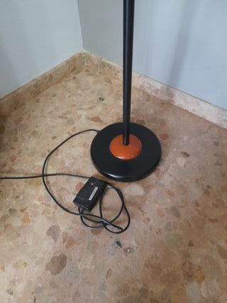 Lámpara de pie negra y madera