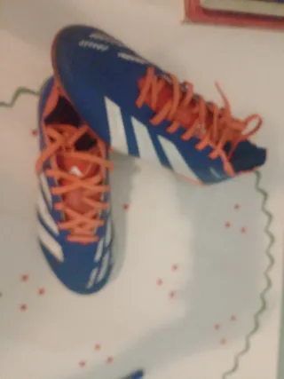 Botas de fútbol Adidas azules y naranjas