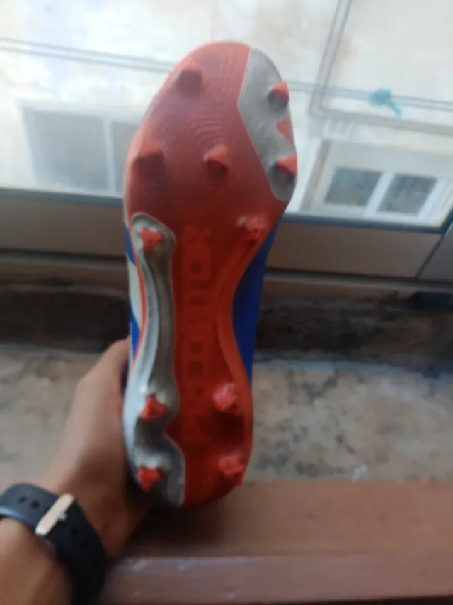 Botas de fútbol Adidas azules y naranjas