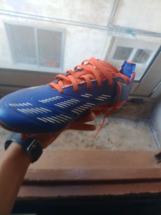 Botas de fútbol Adidas azules y naranjas
