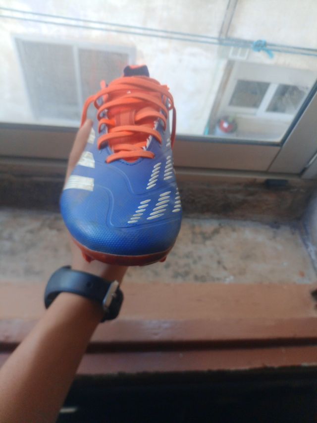 Botas de fútbol Adidas azules y naranjas
