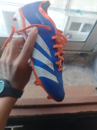 Botas de fútbol Adidas azules y naranjas