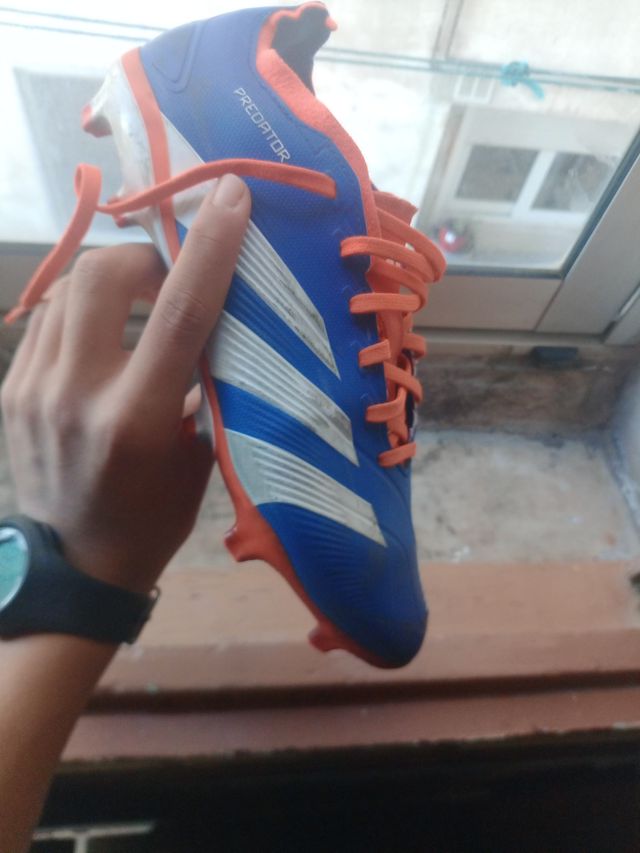 Botas de fútbol Adidas azules y naranjas