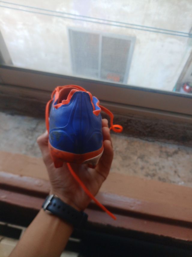 Botas de fútbol Adidas azules y naranjas