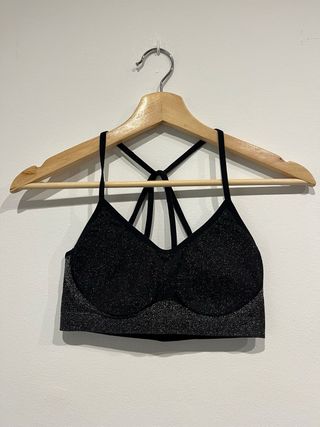 Top deportivo brillante negro y plateado