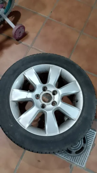 Vendo  3 Llantas Seat  con neumáticos