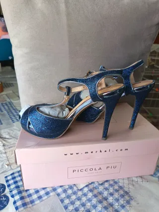 Zapatos de tacón Piccola Piu azul y plata