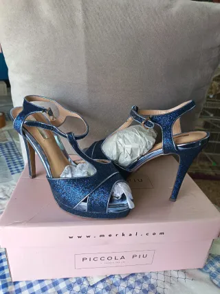 Zapatos de tacón Piccola Piu azul y plata