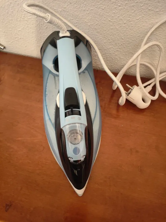 Plancha de vapor azul y negra