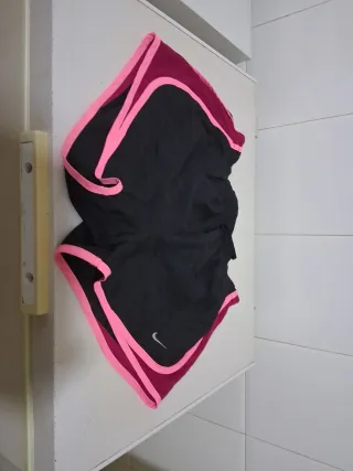 Pantalón corto Nike negro y rosa