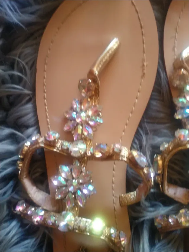 Sandalias pedrería doradas y plateadas
