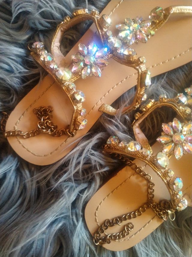 Sandalias pedrería doradas y plateadas