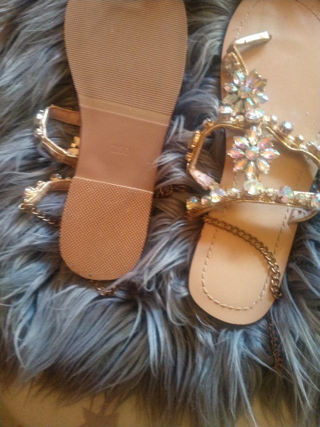 Sandalias pedrería doradas y plateadas