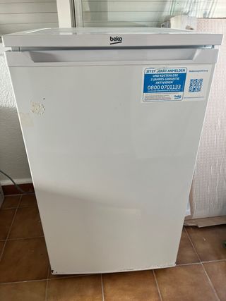 Frigorífico Beko bajo encimera.