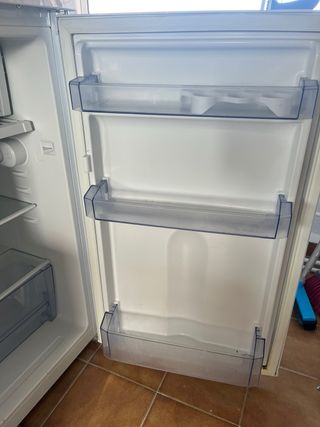 Frigorífico Beko bajo encimera.