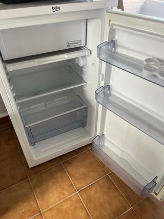 Frigorífico Beko bajo encimera.