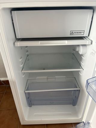 Frigorífico Beko bajo encimera.