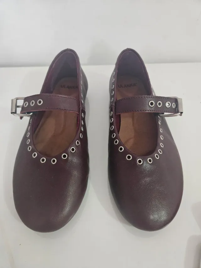 Bailarinas burdeos con hebilla y ojales