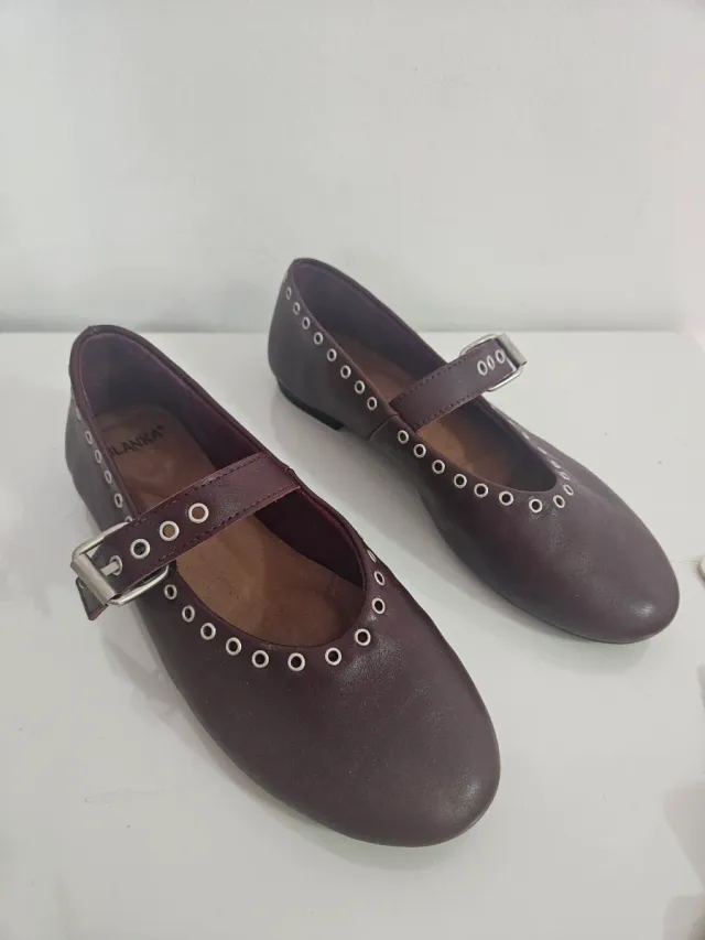 Bailarinas burdeos con hebilla y ojales