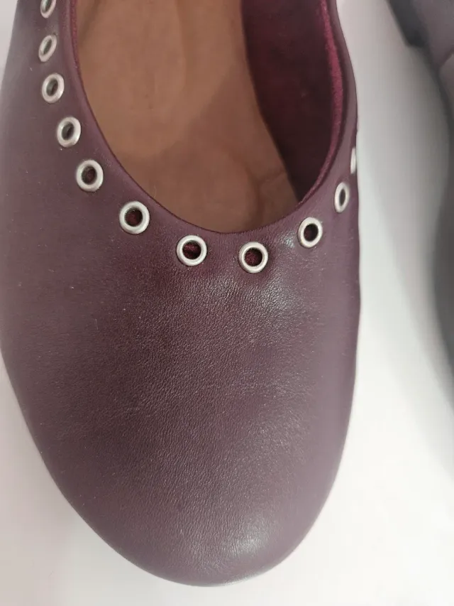 Bailarinas burdeos con hebilla y ojales