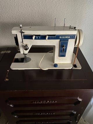 Máquina de coser con mesa de madera