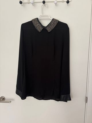 Blusa negra poliéster con cuello pedrería