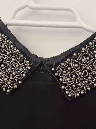 Blusa negra poliéster con cuello pedrería
