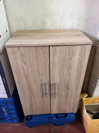 Armario de madera color marrón