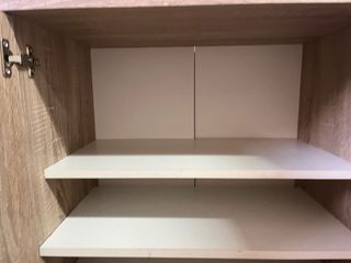 Armario de madera color marrón