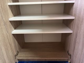 Armario de madera color marrón