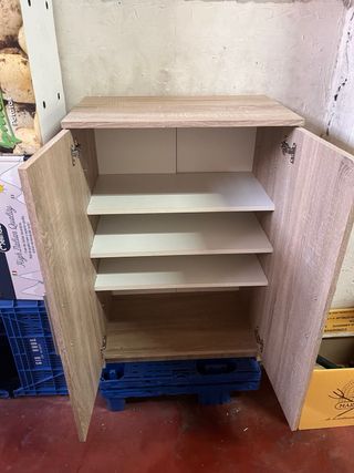 Armario de madera color marrón