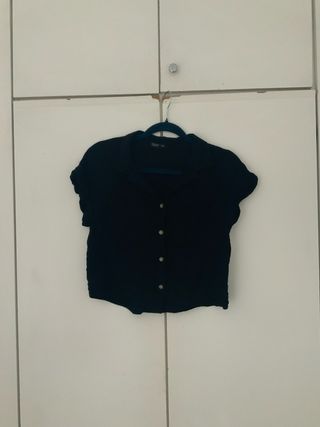 Blusa crop negra botones Cotton On Talla XS