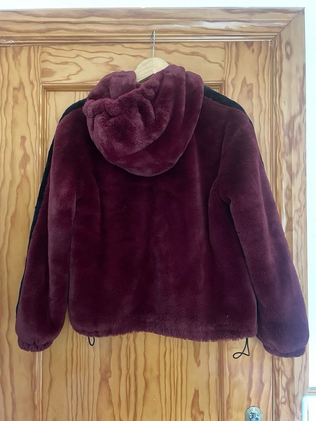 Abrigo Bershka pelo sintético granate corto