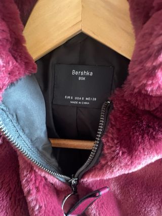 Abrigo Bershka pelo sintético granate corto