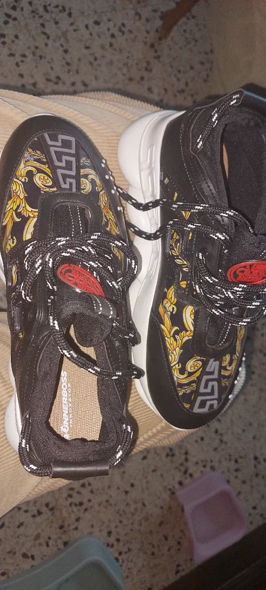 Zapatillas Boss Negras y Doradas Talla 38