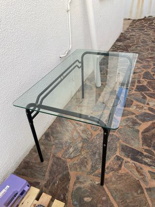 Mesa de cristal y metal negro