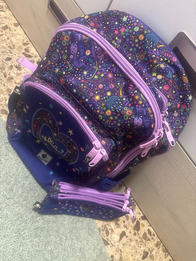 Mochila busquets multicolor con estuche a juego