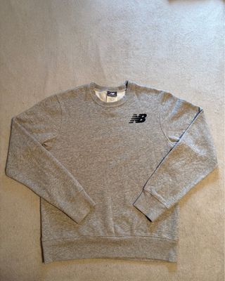 Sudadera New Balance Gris Logo Negro