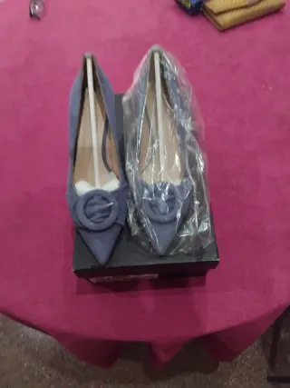 Zapatos de tacón azul nuevos