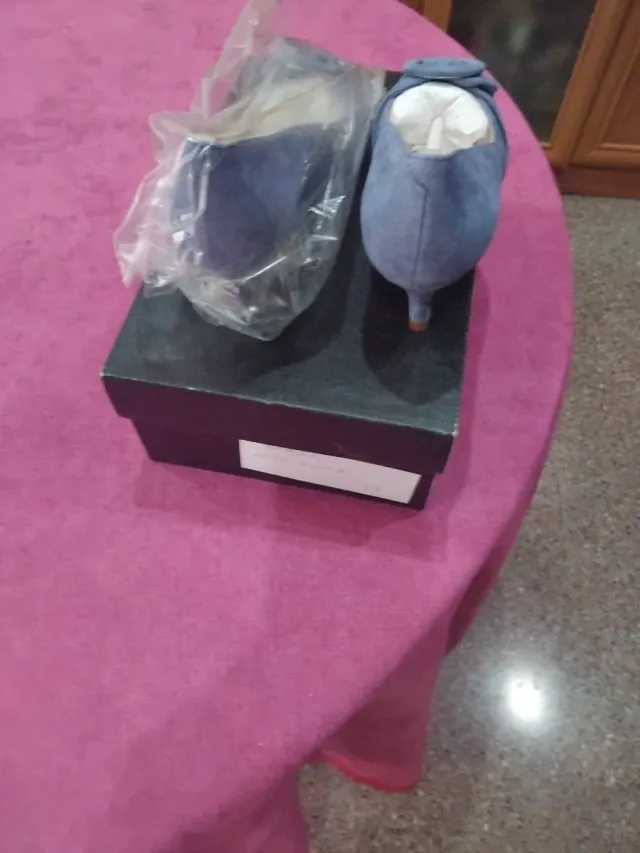 Zapatos de tacón azul nuevos