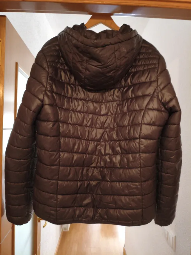 Chaqueta negra entretiempo con gorro