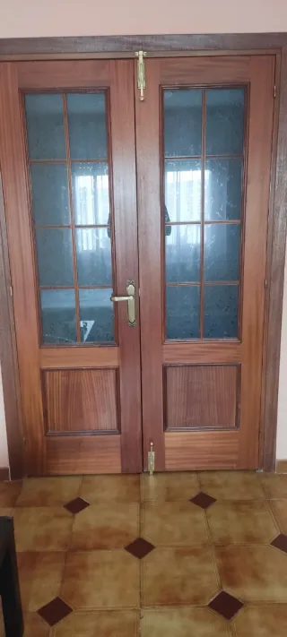 Puertas dobles de madera con cristal