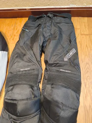 Equipo Moto Mujer Talla S con protecciónes.