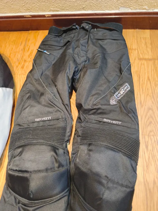 Equipo Moto Mujer Talla S con protecciónes.