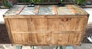 Baúl antiguo de metal y madera