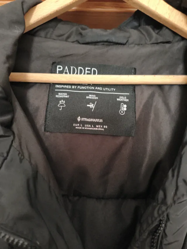 Chaqueta negra acolchada invierno,con capucha