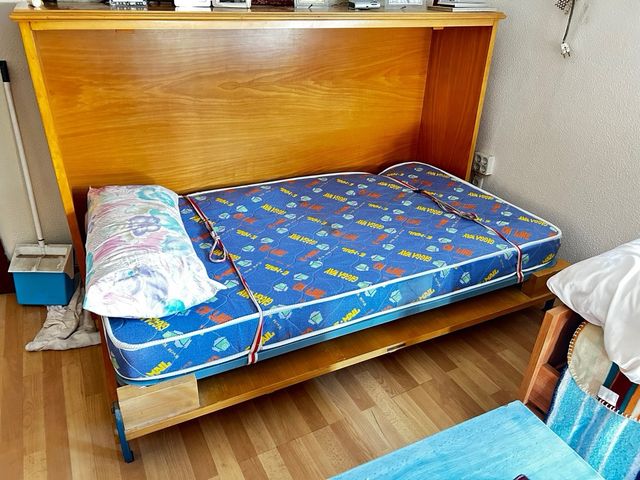 Mueble de madera color cerezo