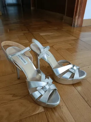 Zapatos de tacón Steve Madden plateados.