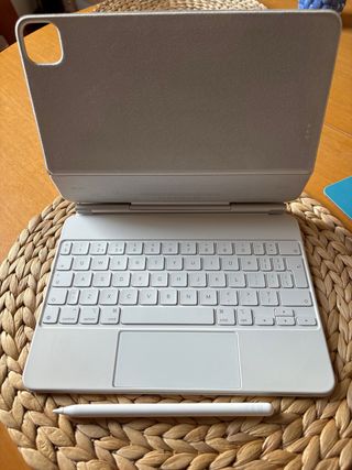 MAGIC KEYBOARD IPAD PRO 11”