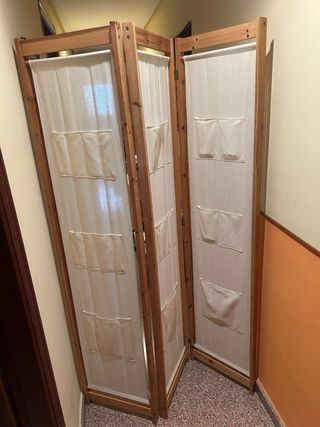 Biombo de madera y tela con bolsillos